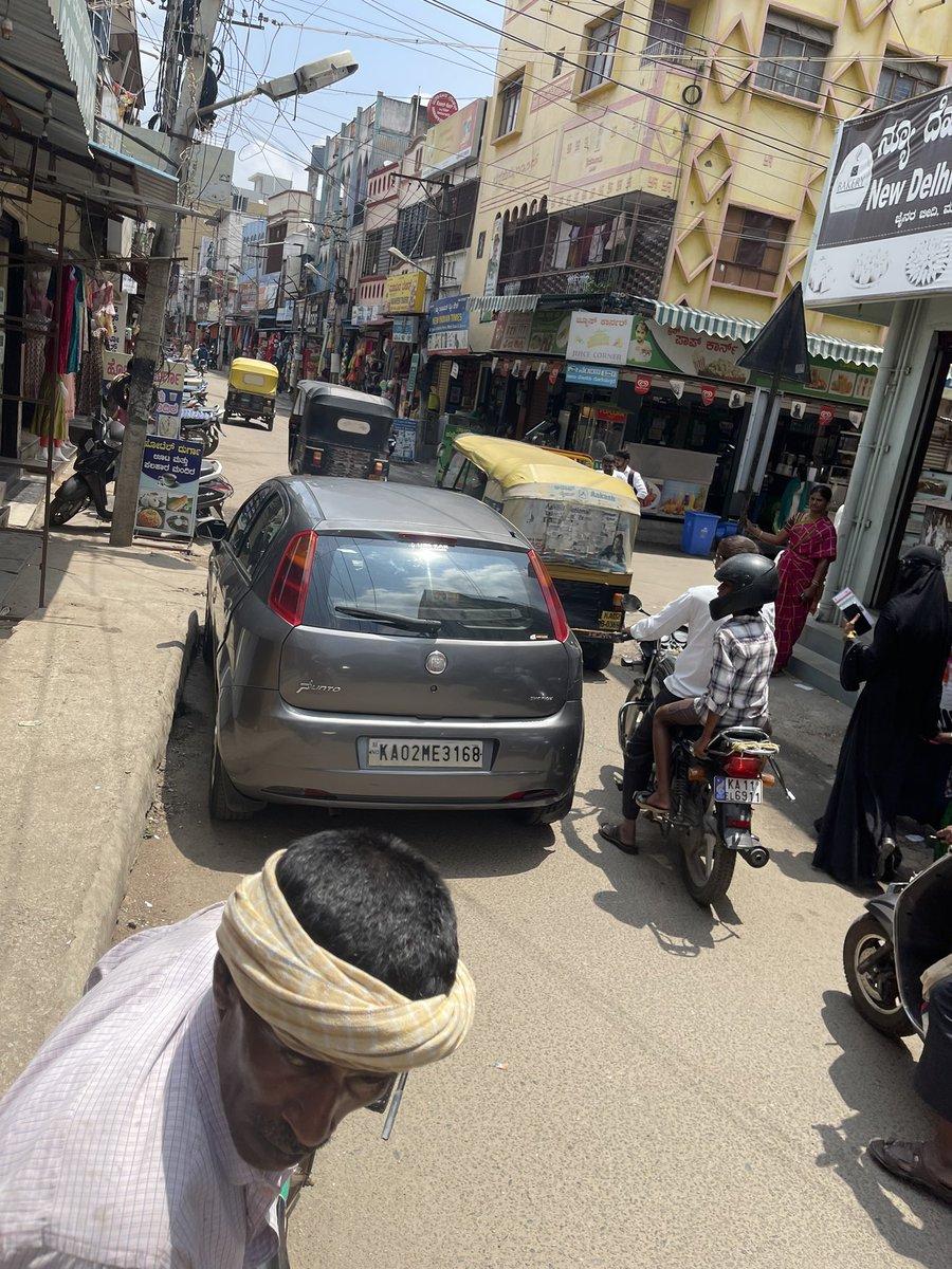 SwagWalaHandle's tweet photo. @MandyaPolice Wrongly Parked In Jain Street Caused Problem To Other Vehicles For Nearly 10Mins Kindly Look At This Sir https://t.co/1Ak0nPbysK