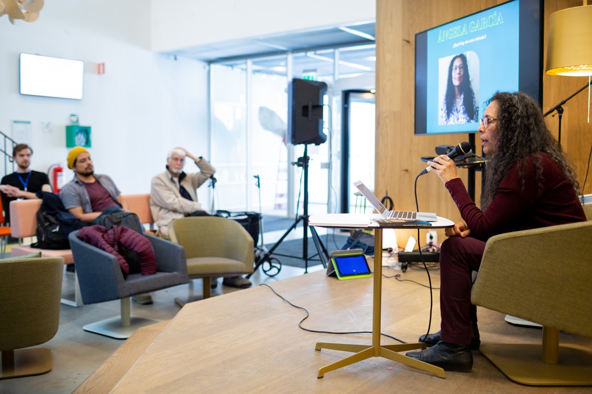 Gracias Ángela García por enseñarnos a disfrutar de la poesía mediante tu lectura, tan bien escogida.
📷 Arnau Cunties y Javier A. Cobb