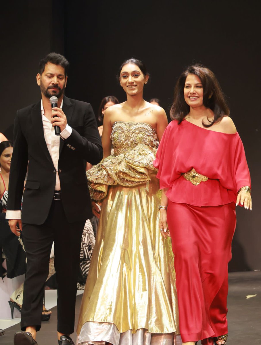 PiictureNKraft's tweet photo. Most Popular and Legendary singer Jasbir Jassi @jassijasbir set the tone for the evening with his grand entry at the grand finale show of designer Ritu Beri's classy fashion show @rituberi @rituberidesign

#jasbirjassi #rituberri #fashionshow https://t.co/VTCOiKoBZ4