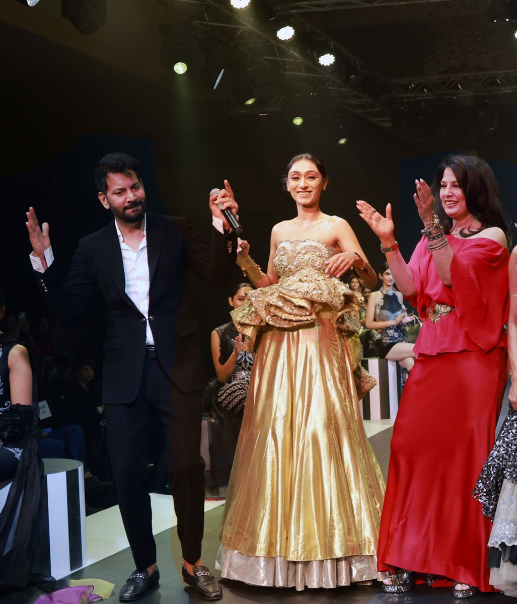 PiictureNKraft's tweet photo. Most Popular and Legendary singer Jasbir Jassi @jassijasbir set the tone for the evening with his grand entry at the grand finale show of designer Ritu Beri's classy fashion show @rituberi @rituberidesign

#jasbirjassi #rituberri #fashionshow https://t.co/VTCOiKoBZ4