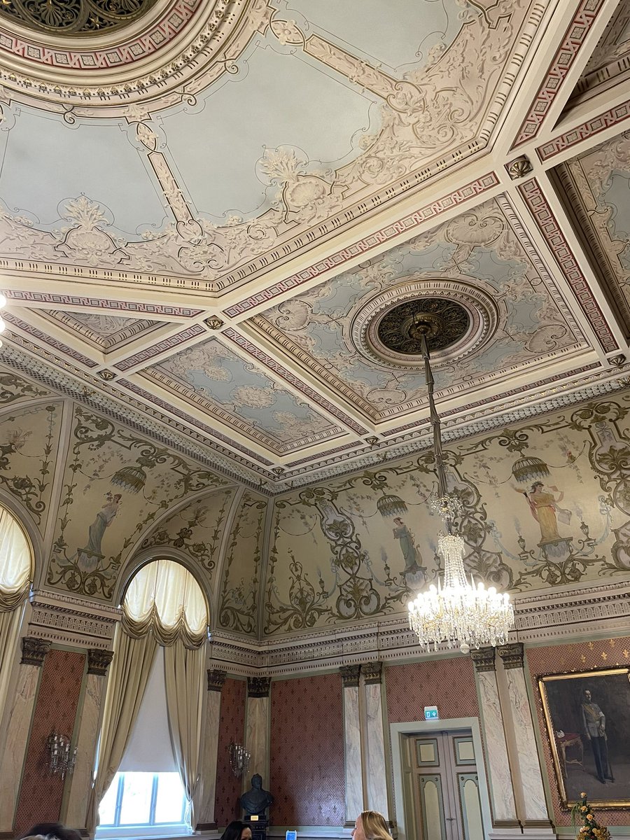 Aika hieno kaupungintalo vaasalaisilla. Olivat kuulemma päättäjät jo 1800-luvun lopulla kyseenalaistaneet onko kaupungin tehtävä rakentaa kiinteistöjä. Kj <a href="/tomas_hayry/">Tomas Häyry</a> kertoi, että Vaasalla on kovat elinvoimatavoitteet ja kaupunkilaiset tukevat niitä.
#viestijäpäivillä  #vaasa