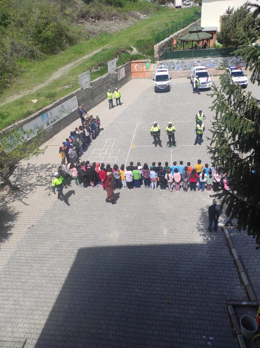 704335I's tweet photo. Okulumuz 4.sınıf öğrencilerine ilçemiz trafik personeli tarafından trafik eğitimi verildi. Polislerimize teşekkür ederiz. @AslanErguven @sivasmem @sivasvaliligi @Sivas_HEDEF @susehrimem  @Erkanyldz_ https://t.co/ei5aX5pGI7