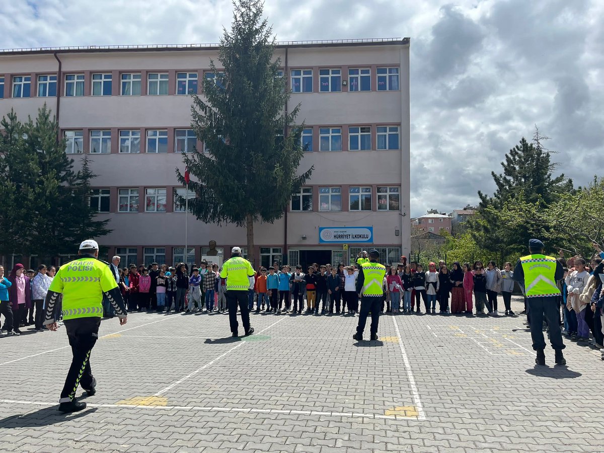 704335I's tweet photo. Okulumuz 4.sınıf öğrencilerine ilçemiz trafik personeli tarafından trafik eğitimi verildi. Polislerimize teşekkür ederiz. @AslanErguven @sivasmem @sivasvaliligi @Sivas_HEDEF @susehrimem  @Erkanyldz_ https://t.co/ei5aX5pGI7