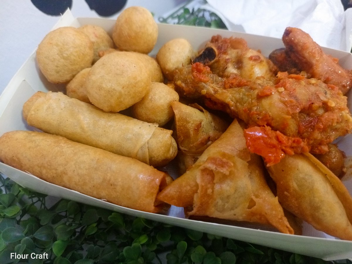 theflour_craft's tweet image. Craving something delicious and bite-sized? Try our Small Chops! Perfect for snacking, entertaining or as a light meal, our Small Chops are made with the freshest ingredients and bursting with flavor. 
#SmallChops #Yum
₦4000
Location: Ibadan 
Send a DM for placement of order