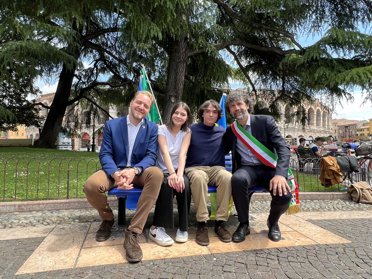 Giacomo_Cona's tweet photo. Un grande #europeday ed uno splendido inizio di #festivaleuropeo per Verona.
Ieri da mattina a sera una città che racconta con entusiasmo la sua storia intrinsecamente europea, partendo dai più giovani, e che immagina il proprio futuro da protagonista lungo la strada d’Europa. https://t.co/PzLYRtjKtb