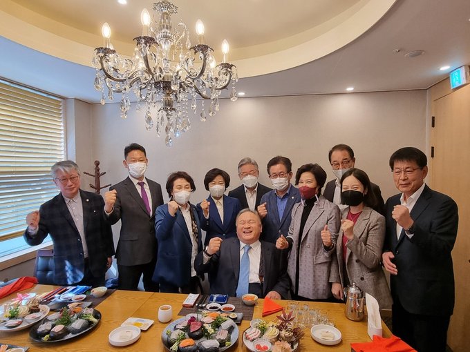 kju7154's tweet photo. 배임과 뇌물, 선거법 위반 등으로 기소된
존재자체가 범죄인 전과N범 개재명파
개대가리 송영길을 구속하라!!!

'돈봉투 의혹' 범단 개재명파 개대가리 송영길 파리서 만난 '먹사연' 회계 담당자 소환
개대가리 송영길과 파리서 증거인멸 의혹…"여행 중 만난 것" 반박
https://t.co/mrYD215AlD https://t.co/uFQ8ce70u6