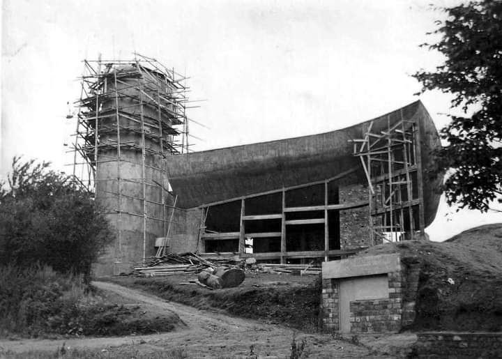 areasvellas's tweet photo. La chapelle Notre-Dame-du-Haut à #Ronchamp. 1950-55
Le Corbusier 1887-1965
Photography by Lucien #Hervé and Albert #Mozer
..."The old chapel was destroyed during the fighting in 1944...The masonry of the #chapel is made of rubble stones recovered from the ruins"... #LeCorbusier https://t.co/ozVCxzcX5n