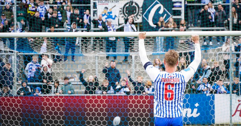Odense_Boldklub's tweet photo. Siden 2016 har Jeppe Tverskov optrådt i landet smukkeste striber, men efter denne sæson udløber kontrakten, og han ønsker nu at jagte en fodboldoplevelse i udlandet 😥
Vi tager sammen afsked med Jeppe til sæsonens sidste hjemmekamp, hvor han vil blive hyldet 🙌
#enafstriberne