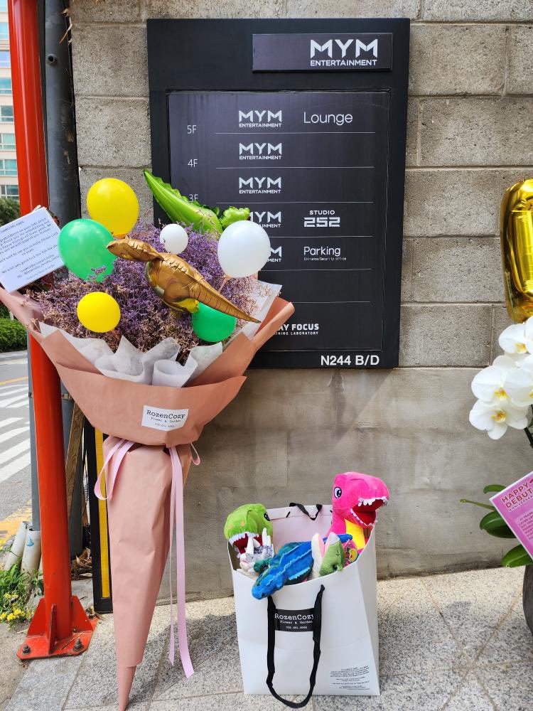 LMHloversIndia's tweet photo. Here is our token of appreciation &amp; support to @ActorLeeMinHo ♥️ Delivered successfully to MYM 🎉 Hope you like the toys 🦕🦕🦕 #leeminho #LMH17thDebutAnniversary 🎉 https://t.co/YqSSLtY9Wx