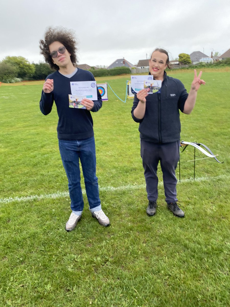 VicWill98166212's tweet image. What a great evening in the company of some amazing young people enjoying archery. Archery GB’s Archery Activity Partner Vale Youth Service hosted a session for the LGBTQ+ youth group to have a go at archery 🏹 Smiles all around! @archerygb @valeyouth #startarcheryweek