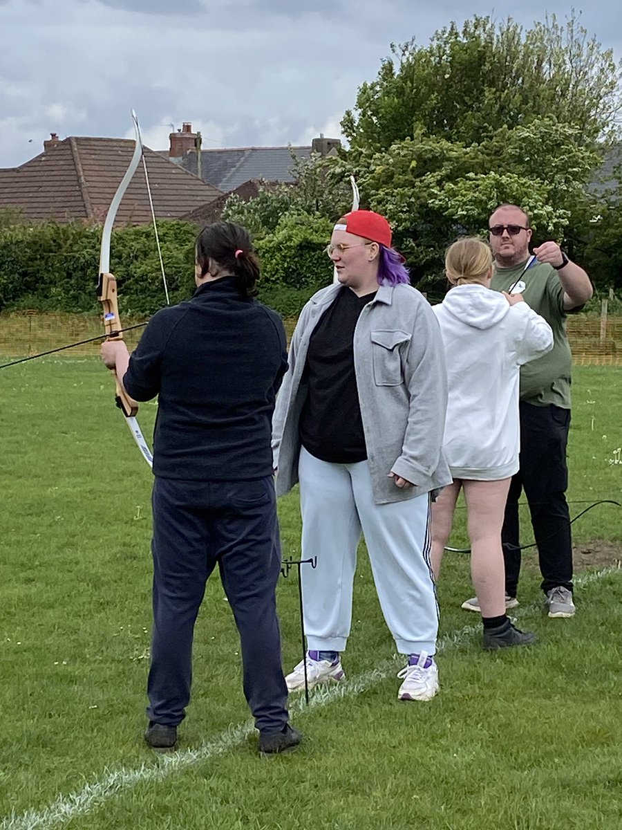 VicWill98166212's tweet image. What a great evening in the company of some amazing young people enjoying archery. Archery GB’s Archery Activity Partner Vale Youth Service hosted a session for the LGBTQ+ youth group to have a go at archery 🏹 Smiles all around! @archerygb @valeyouth #startarcheryweek