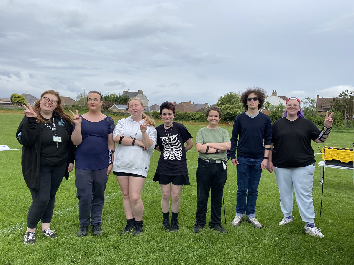 VicWill98166212's tweet image. What a great evening in the company of some amazing young people enjoying archery. Archery GB’s Archery Activity Partner Vale Youth Service hosted a session for the LGBTQ+ youth group to have a go at archery 🏹 Smiles all around! @archerygb @valeyouth #startarcheryweek