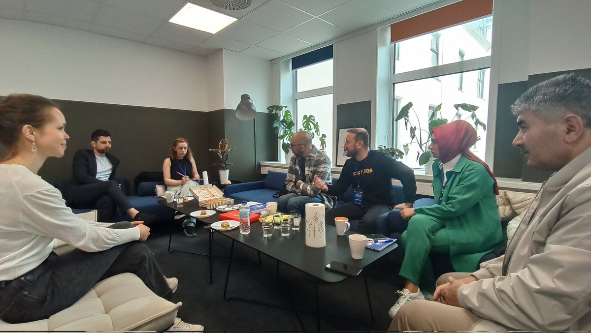 Oslodaki ev sahibi kurumumuzun öğretmenleri ile kullandıları dijital araçlar hakkında soru cevap etkinliği yaptık. Tüm ülkede #kanvas dedikleri bir platform kullanıyorlar.Bu platform üzerinden ders işleme ödevlendirme gibi etkinlikleri gerçekleştiriyorlar. <a href="/ulusalajans/">Türkiye Ulusal Ajansı 🇹🇷 Turkish NA</a> <a href="/VanilMem/">Van İl Milli Eğitim Müdürlüğü</a>