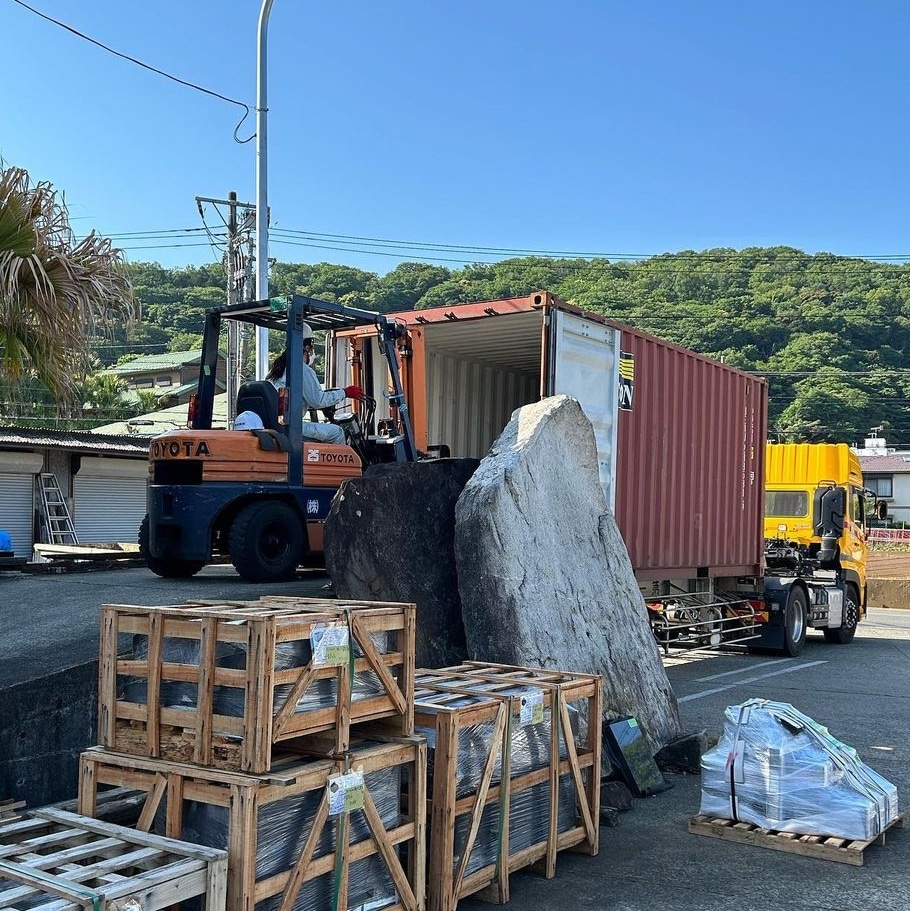 N_SHlN8639's tweet photo. 今朝、20ftコンテナの搬入がありました🚛🌄

photo by 齋藤先生📸

https://t.co/6mER9KhRdl
#フォークリフト #20ftcontainer #20ftコンテナ #コンテナ #お墓 #墓石 #神奈川 #湘南 #平塚 #湘南墓店 #japanesegrave #彫刻 #墓石の彫刻  #shonanhakamise #shonan_ls #湘南造園 https://t.co/u2d4UlClCL