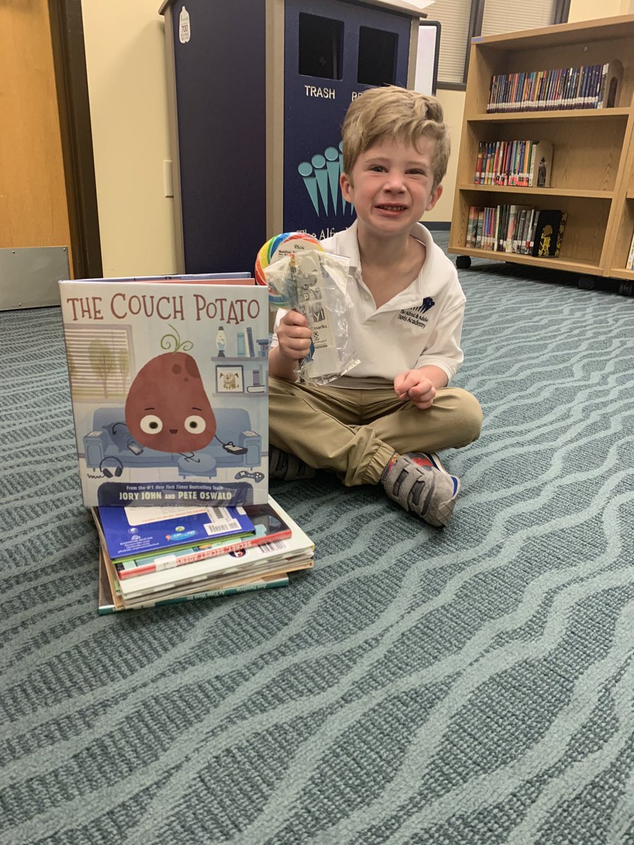 21stStacy's tweet photo. The world record for the number of birthday book party books @Davis_Academy #davisme https://t.co/lWLKVqJH2c