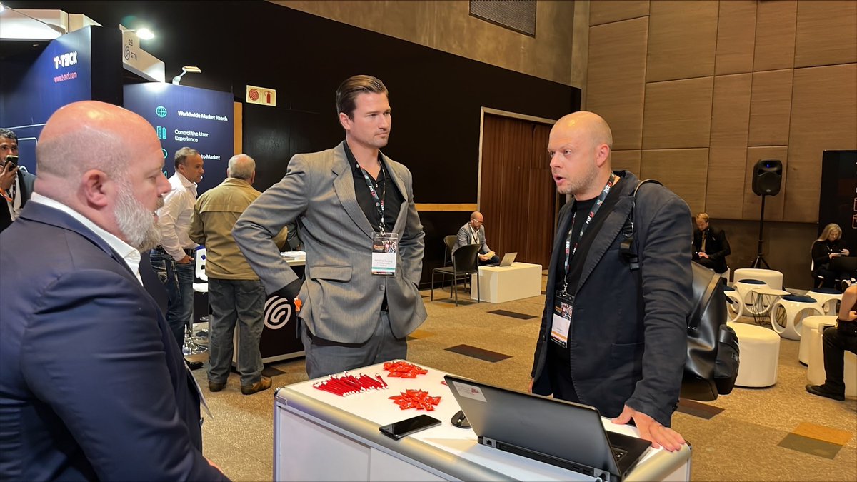 TradeviewES's tweet image. ¡Nos lo estamos pasando genial en nuestro stand #30 en #FMAS23! Hemos brindado asesoramiento a cada uno de los participantes para ayudarlos a hacer crecer su negocio, además de proporcionar conocimientos valiosos del sector para establecer conexiones significativas.