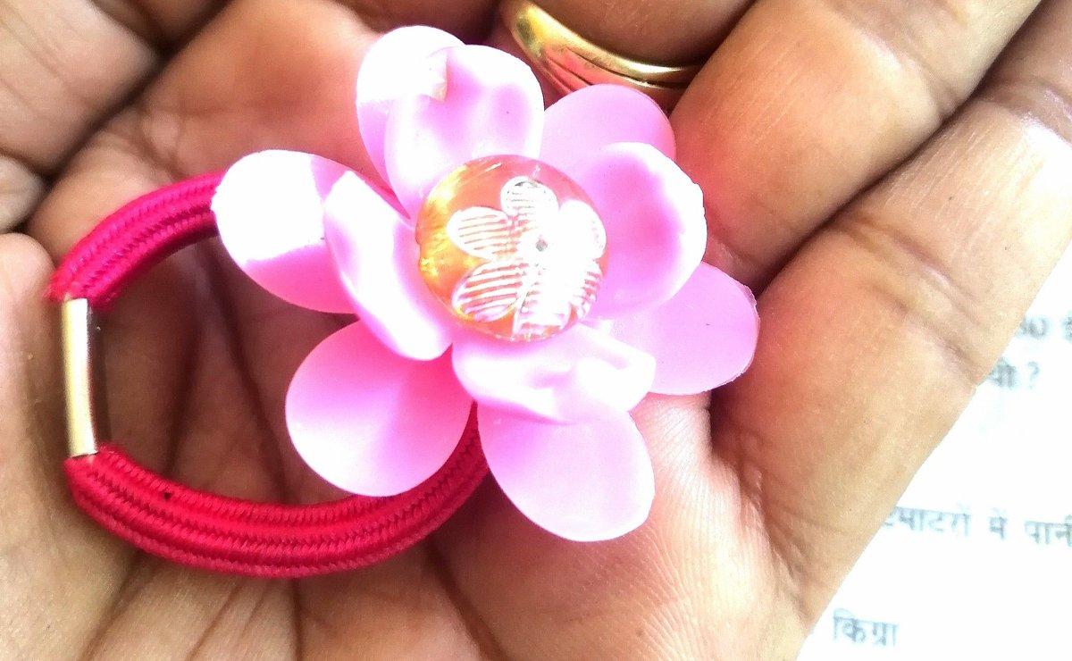 मैडम जी के लाने फूल वाली rubber band.. बड़ा दिल होता है बच्चों का.... अपनी छोटी सी बचत से उपहार खरीद लाते हैं... यही वो प्रेम है जो कहीं और नहीं मिलता lllll