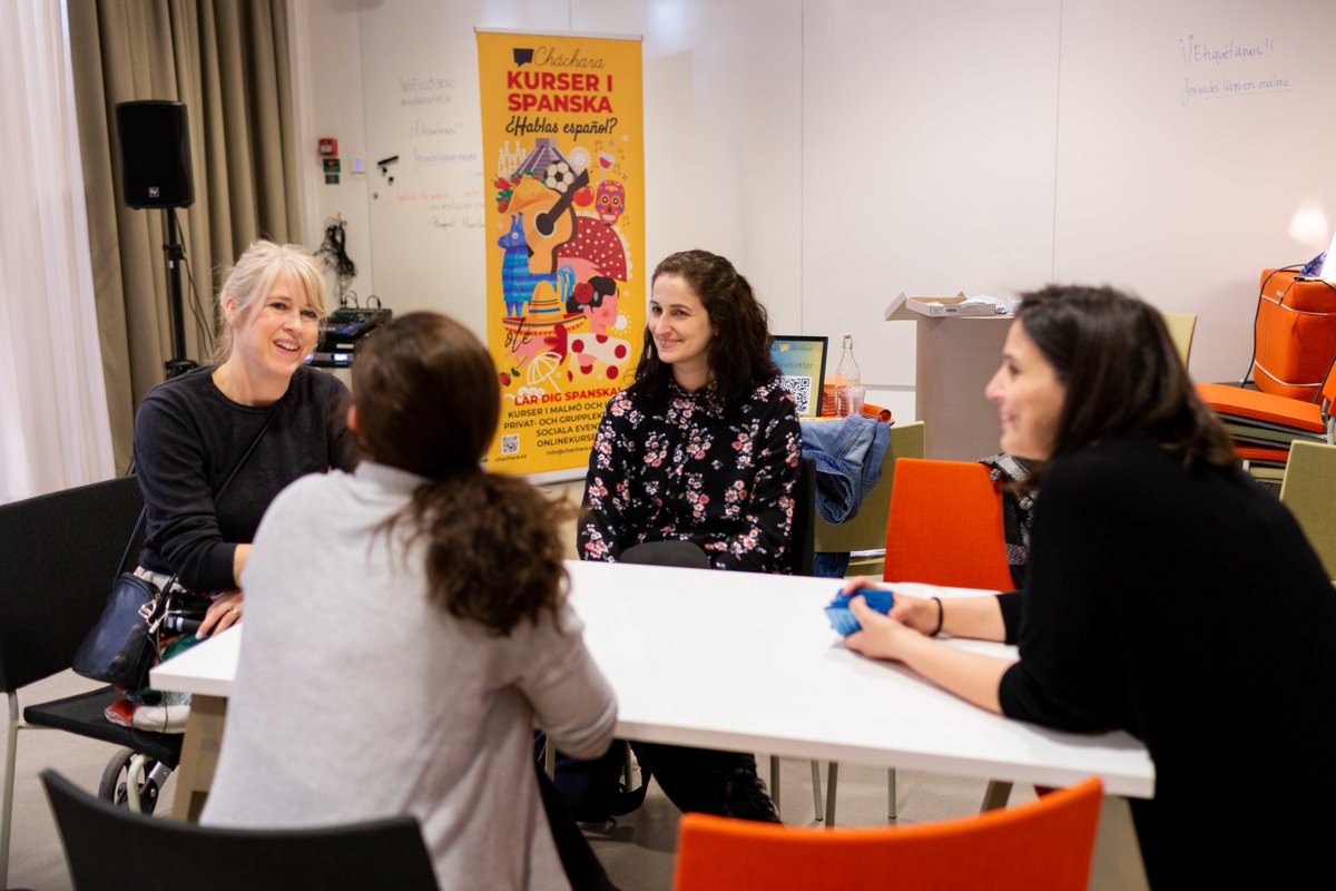 La Feria tuvo dos actividades especiales para todos aquellos que están aprendiendo español, organizadas por @mariaquetu_tu  de Cháchara. Tanto los adultos como los chavales más mayores pudieron jugar y aprender de la manera más divertida y entretenida. 
📷 Arnau Cunties