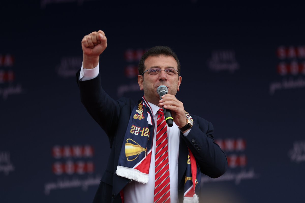 Ekrem İmamoğlu: 

"Taraflardan birisi diyor ki; biz gelince her şey çok güzel olacak. Öteki taraf da diyor ki; ben gidince her şey kötü olacak. Birisi umut veriyor, birisi korku salıyor. 

Umut mu kazanır? Korku mu?"