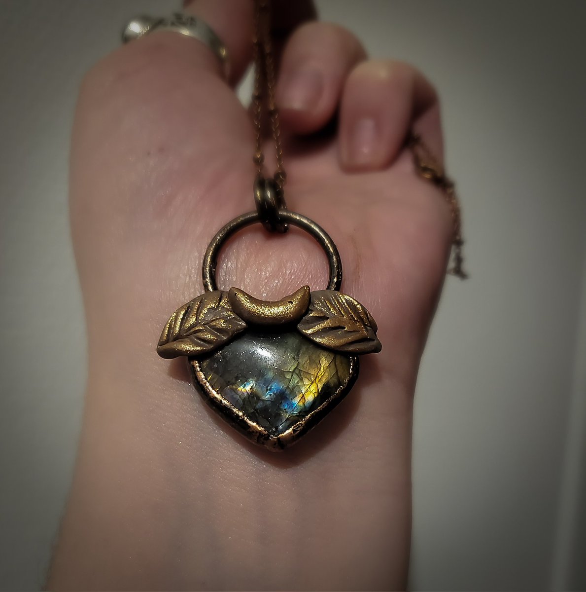 Moona_creations's tweet photo. Cette nuit j'ai travaillé cette magnifique labradorite 🥹❤️ 

Bientôt disponible dans la collection Kementari 🌿 (et avec tout pleins d'autres bijoux du même style 😍) 

#bijoux #cœur #labradorite #electroforming #fimo #faitmain #collier https://t.co/OuGOCjGpOc