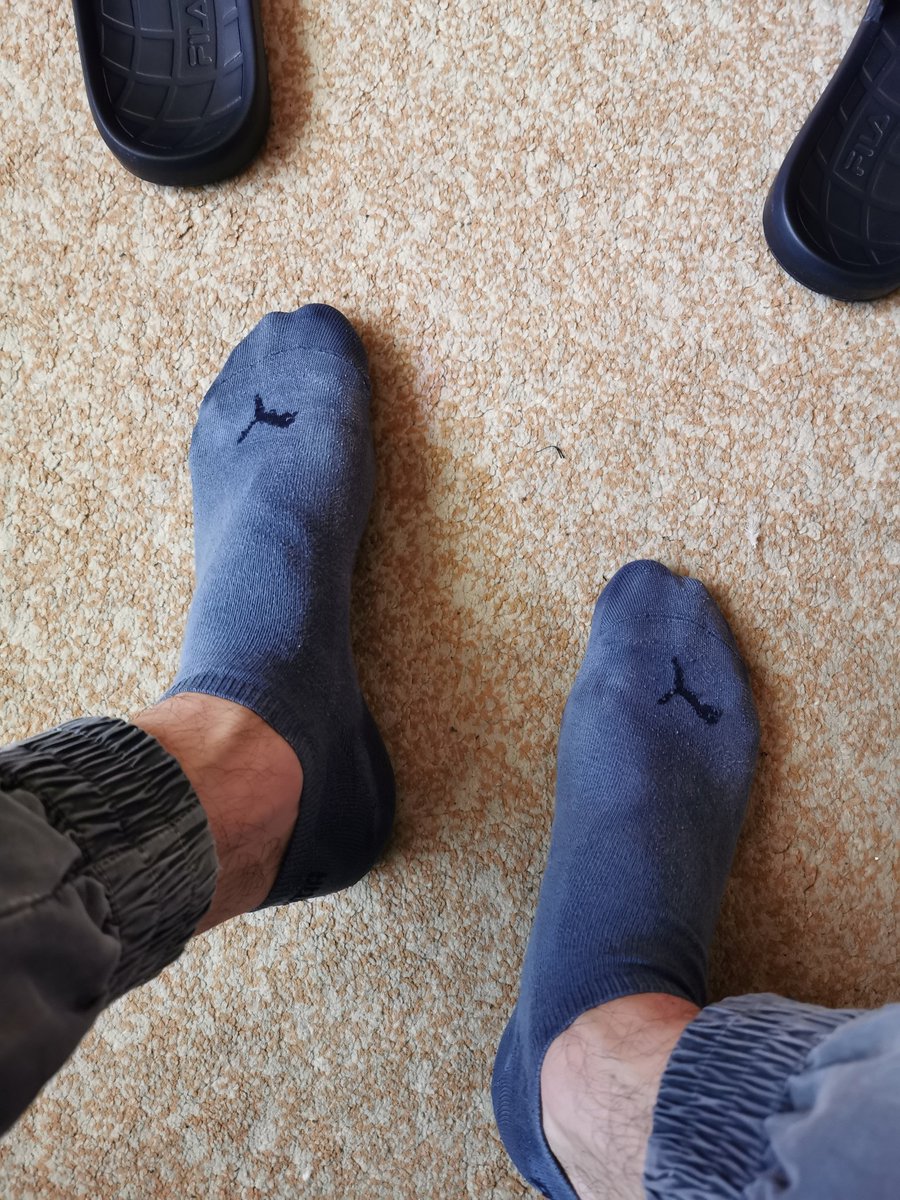 Those got sweaty very fast
#feet #puma #pumasocks #bluesocks #feetpic #feetloves #toes #toeslovers #feetfethish #feetslave #socksslave #master #feetmaster