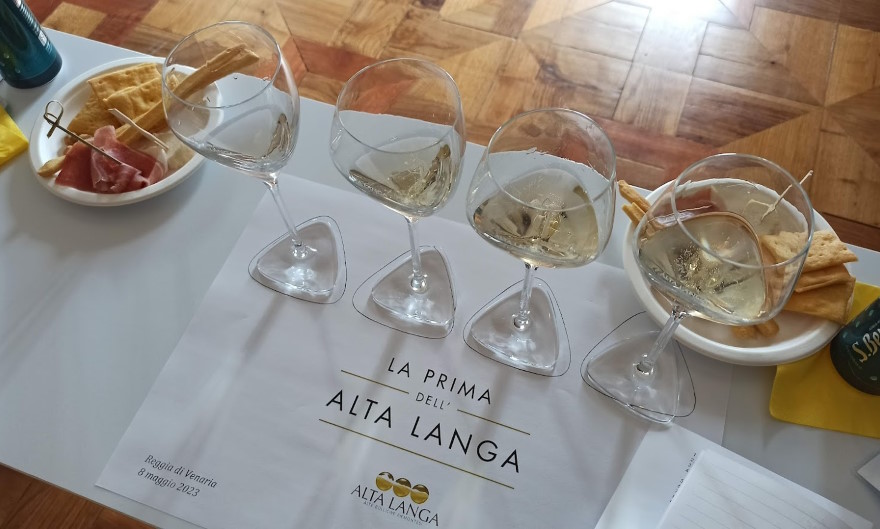 “Grandi millesimi e lunghi affinamenti”: la masterclass sull’Alta Langa alla reggia di Venaria.

#laprimadellaltalanga #altalangadocg
viniepercorsipiemontesi.com/grandi-millesi…