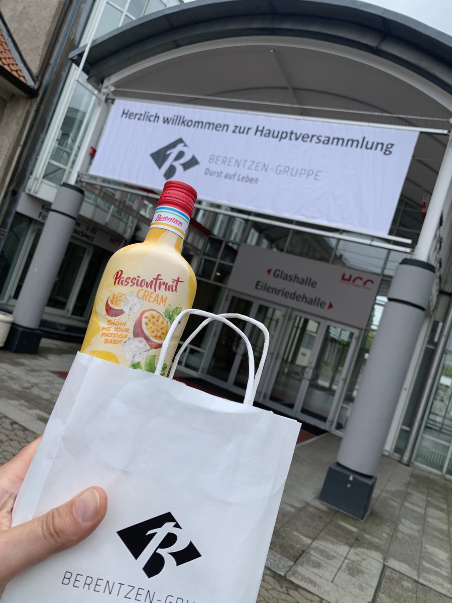 TeilzeitInvesto's tweet photo. @Boersenhaendler Zu Mittag gab es dann noch die obligatorische Bockwurst 🍣 mit Kartoffelsalat und zum Abschied ein Geschenk aus dem Hause #Berentzen🍹 https://t.co/iJ4edmtvym
