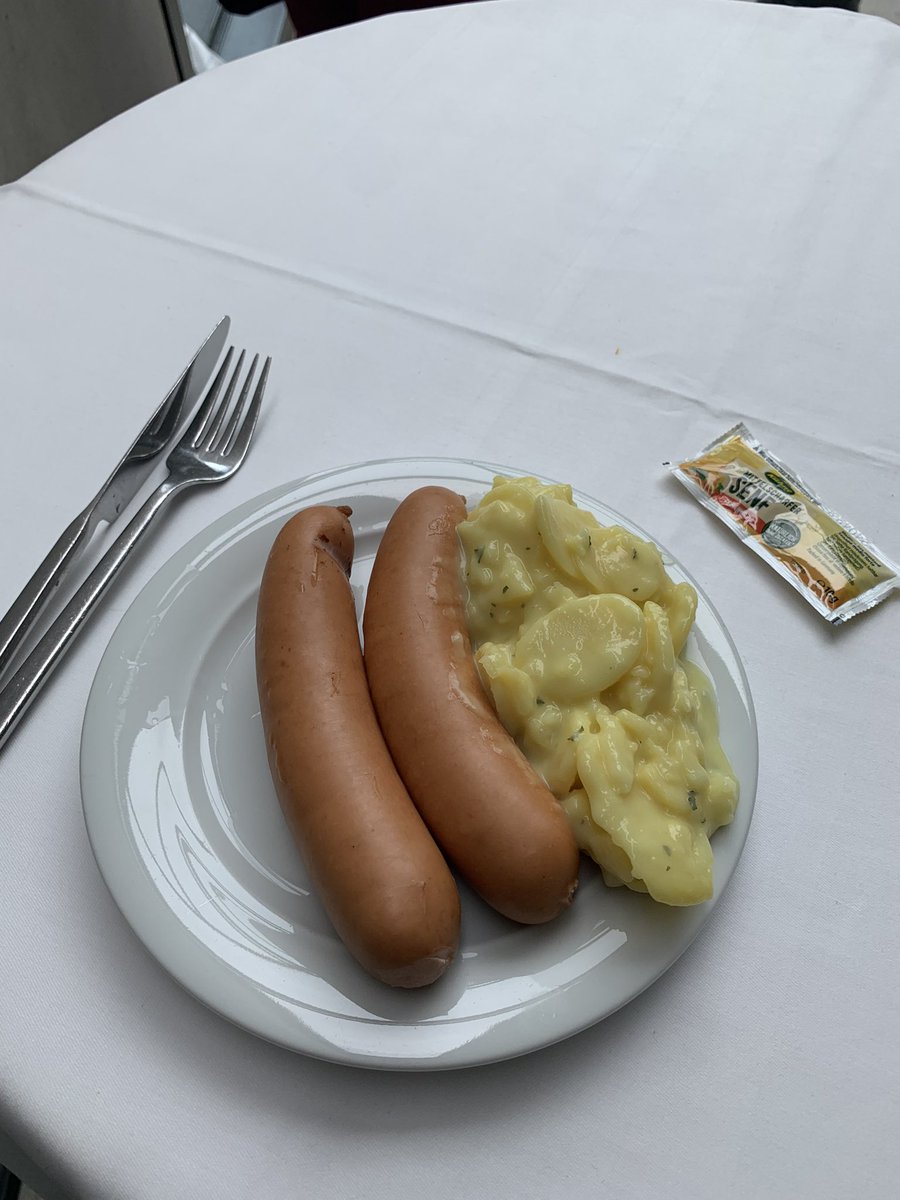TeilzeitInvesto's tweet photo. @Boersenhaendler Zu Mittag gab es dann noch die obligatorische Bockwurst 🍣 mit Kartoffelsalat und zum Abschied ein Geschenk aus dem Hause #Berentzen🍹 https://t.co/iJ4edmtvym