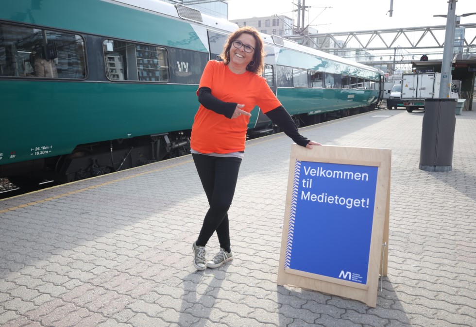 Nesten 100 mediepersoner reiser grønt til Bergen: - Målet må være å fylle et helt tog, sier dagens togvert  på Medietoget, Anne Gaathaug <a href="/mediedager/">Nordiske Mediedager</a> kampanje.com/medier/2023/05…