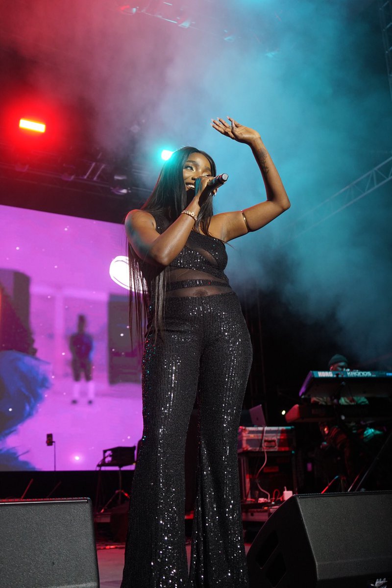 HotNewAfro's tweet photo. 🎵Mesmerizing Melodie’s met magical moments at @tribevillefest as @SympLySimi graced the stage at White Oak Music Lawn in Houston, Texas 🌟
Her captivating performance on April 29th left the crowd spellbound, taking us on a musical journey like never before. 🔥🎶
#SimiLive #TRIBEVILLE2023 #HoustonVibes