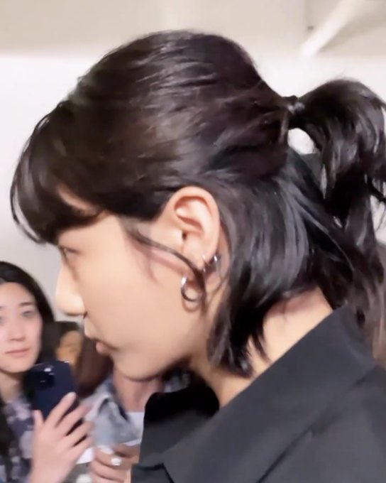 euforiakoos's tweet image. that one strand of hair near his ear