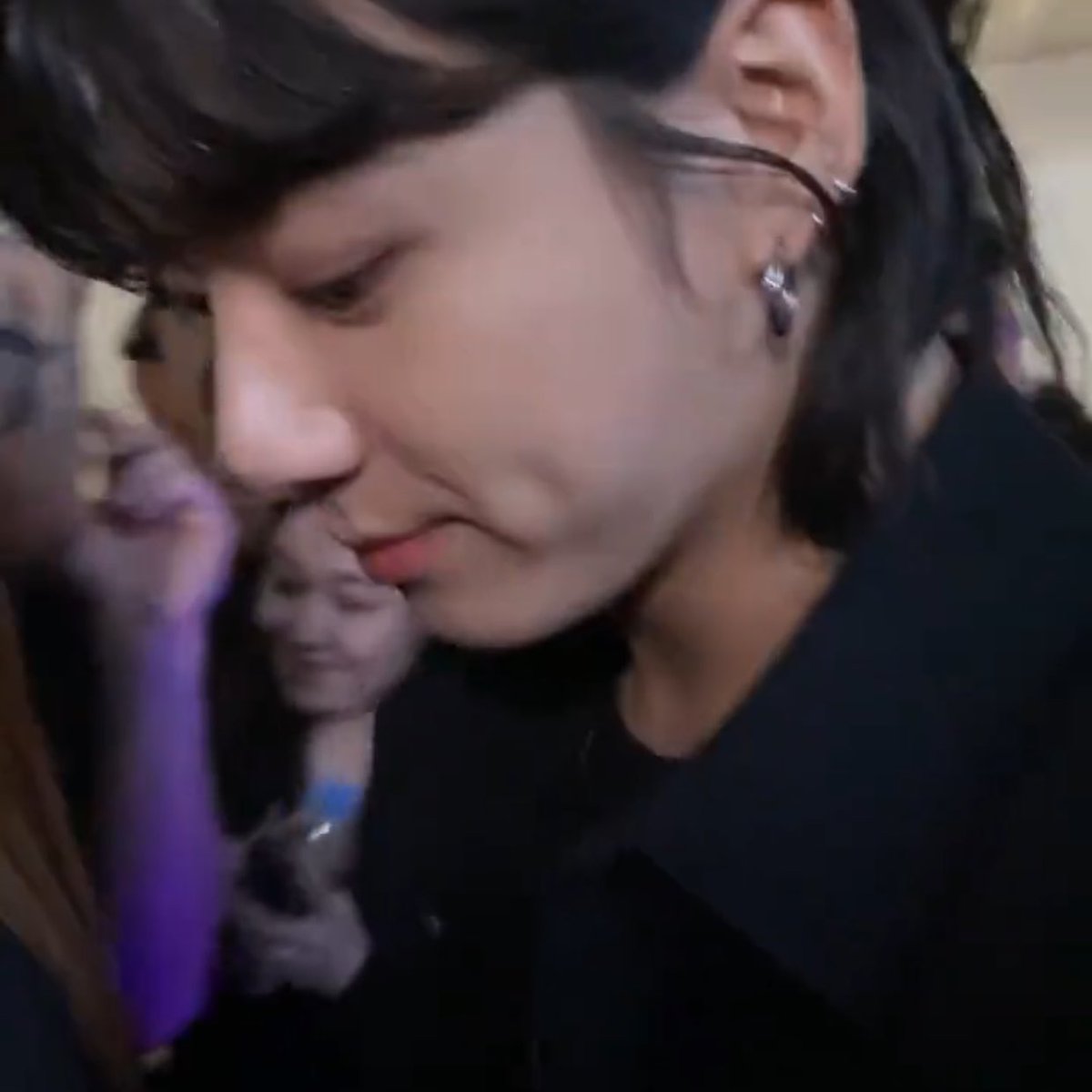 euforiakoos's tweet image. that one strand of hair near his ear