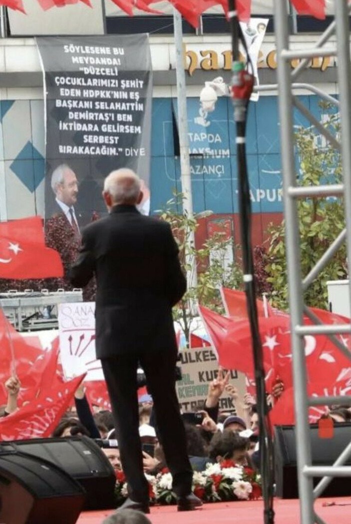 Kemal Kılıçdaroğlu'nun Düzce'de konuşma yaptığı alanın karşısına pankart asıldı:

Söylesene bu meydanda, Düzceli çocuklarımızı şehit eden HDPKK'nın Eş Başkanı Demirtaş'ı ben iktidara gelirsem serbest bırakacağım diye.