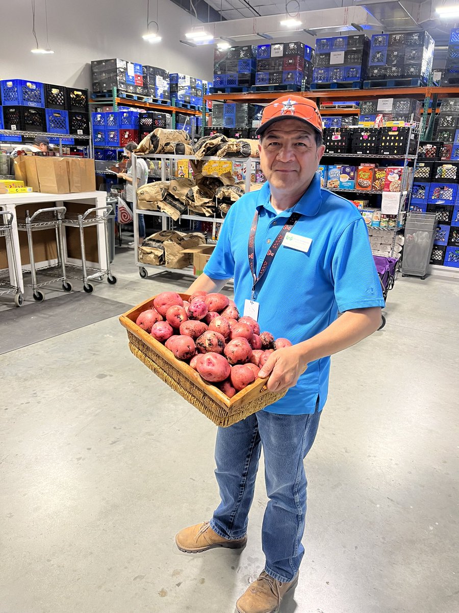 readygrowgarden's tweet image. @2ndgradeSampson students harvested 26 pounds of red potatoes from their #schoolgarden and donated them to the Cypress Assistance Ministries food pantry! #sampsonstrong #cypresstx @CyFairISD @PowerUpCafe @SampsonPTO #GardenDay