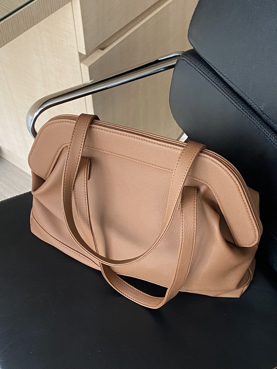 crankygvrl's tweet photo. juara umum nyari barang murah di shopee;

totebag 80rb kali ini bukan puffy tapi tetep muat banyak. ini gue bawa ipad 11inch, payung, pouch, charger, mukena dll😎🤘🏻

kulit jeruk tp lemes gt ga kaku kayak murahan, keren dah w nemu aja🙏🏻 https://t.co/RiL8ngqVDC