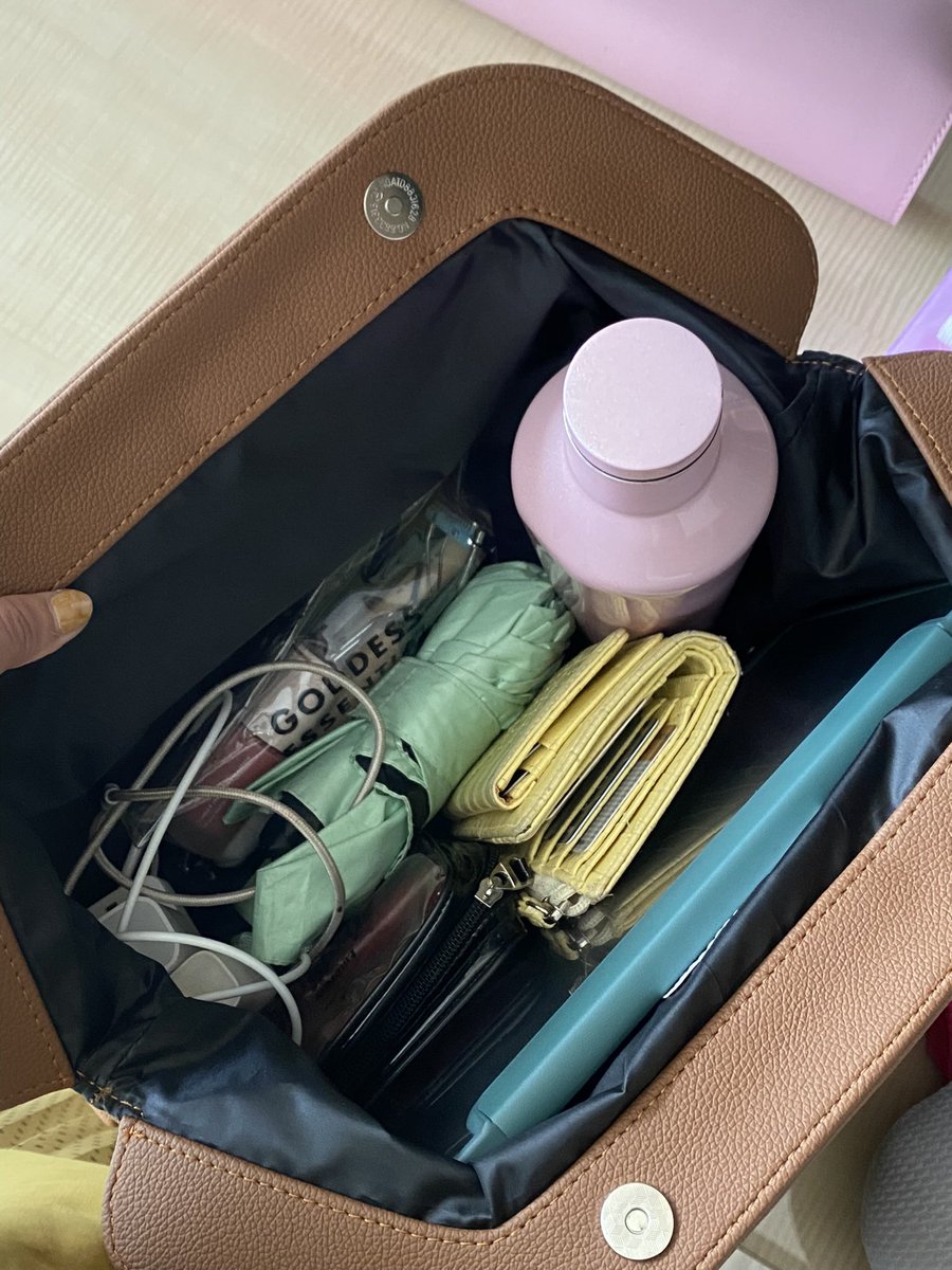 crankygvrl's tweet photo. juara umum nyari barang murah di shopee;

totebag 80rb kali ini bukan puffy tapi tetep muat banyak. ini gue bawa ipad 11inch, payung, pouch, charger, mukena dll😎🤘🏻

kulit jeruk tp lemes gt ga kaku kayak murahan, keren dah w nemu aja🙏🏻 https://t.co/RiL8ngqVDC