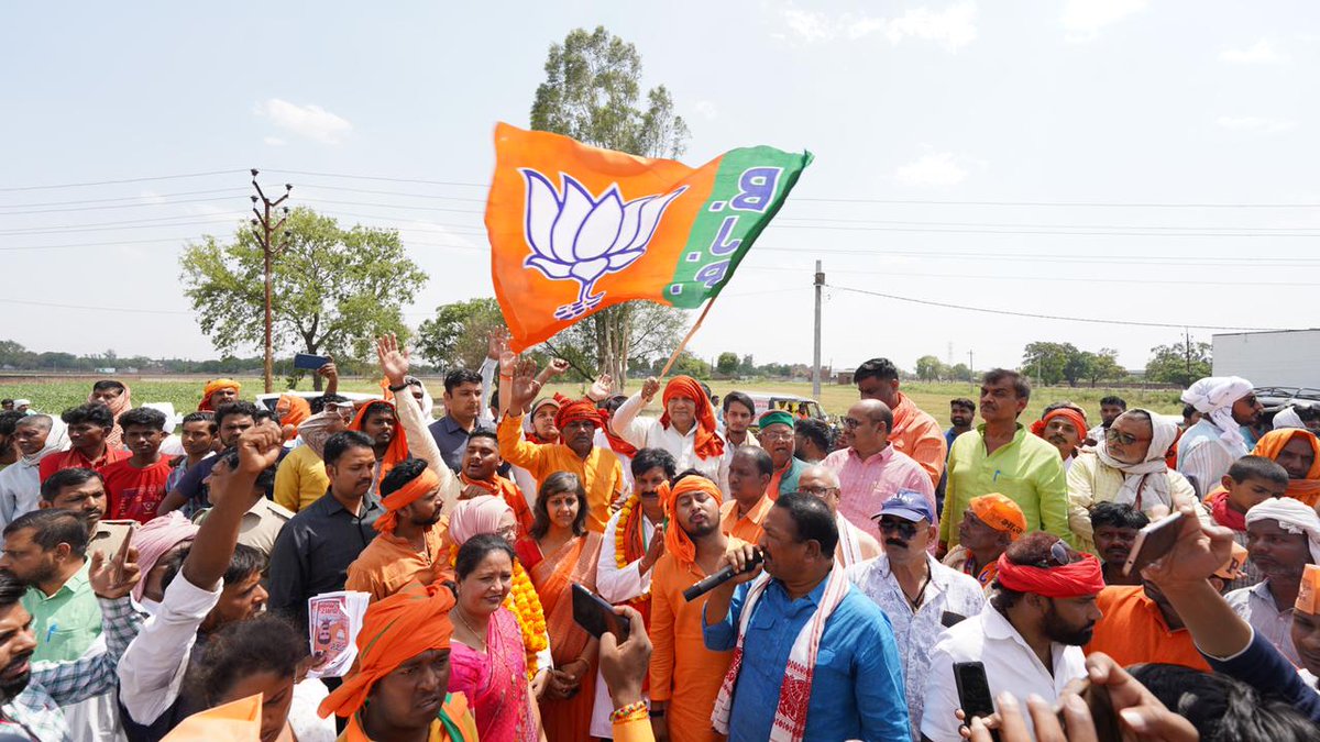 aksharmaBharat's tweet image. मऊ के निकाय चुनाव के अंतिम दिन भाजपा की रैली में उमड़ा जनसैलाब मऊ में ऐतिहासिक बदलाव, सुशासन, सुरक्षा, शांति, संवृद्धि और अविरत विकास के लिए जनसमर्थन है। 

यहाँ की जनता ट्रिपल इंजिन सरकार बना रही है। 

सबको नमन सह धन्यवाद।

#जय_भाजपा_तय_भाजपा #TripleEngine #HumaraUP…