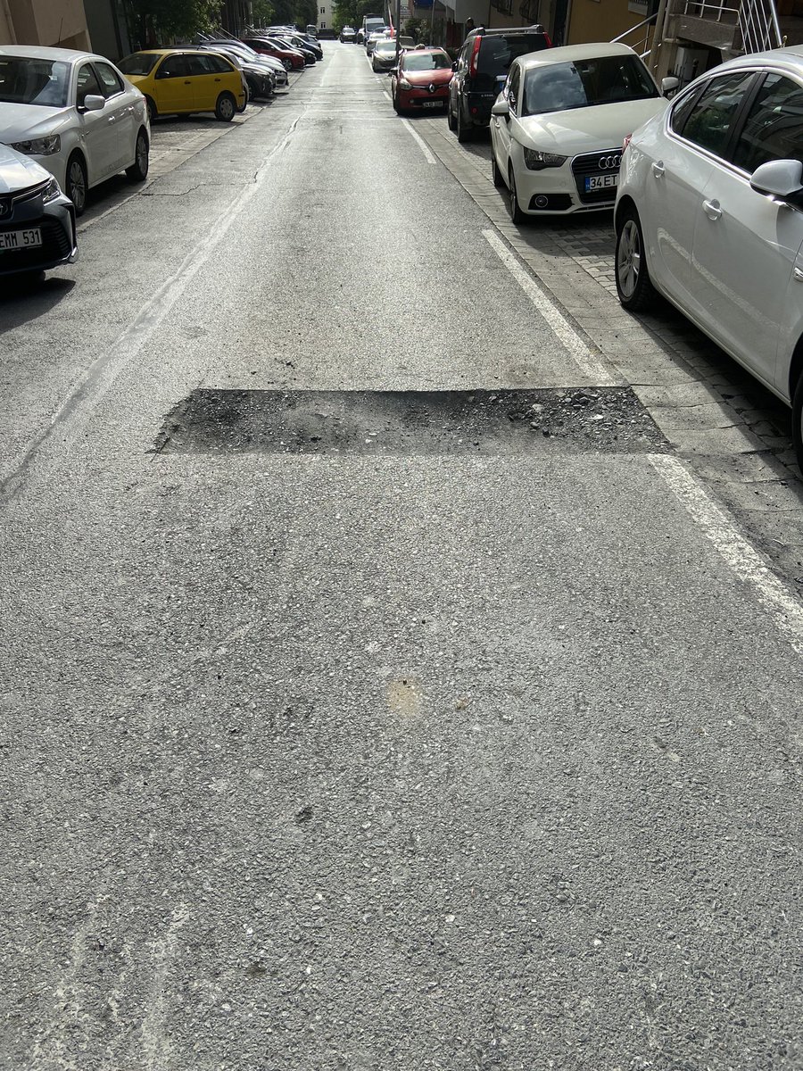 herdozd's tweet photo. Bu reziilik daha ne kadar surecek bilemiyorum ama aracinin alti surten herkes kulaklarinizi cinlatiyordur😊 Cumhuriyet Mahallesi, Özbirlik Sokak, Üsküdar, İstanbul @uskudarbld @IBBcozummerkezi @iski_destek https://t.co/e39VRsZ3m7