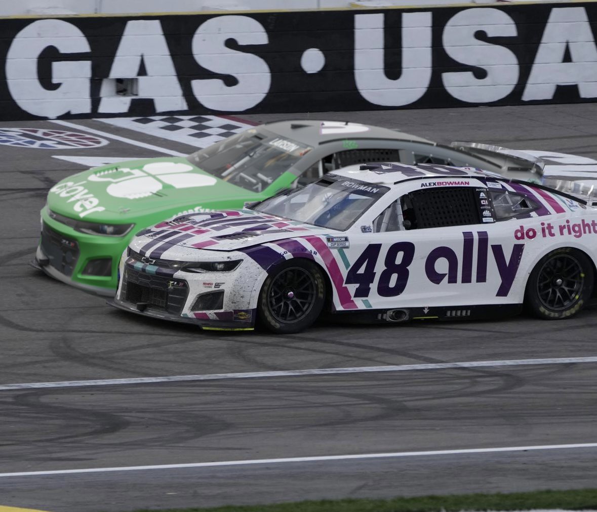 502Designs06's tweet photo. Kyle could probably use a 4 leaf clover right now… 
-
-
-
I tried my first on track tender and it’s not awful for a first time but definitely want to keep improving. Anyway, Kyle Larson is my favorite driver and I wanted to try a throwback for him since Darlington is this week! https://t.co/jaf9T02pXY