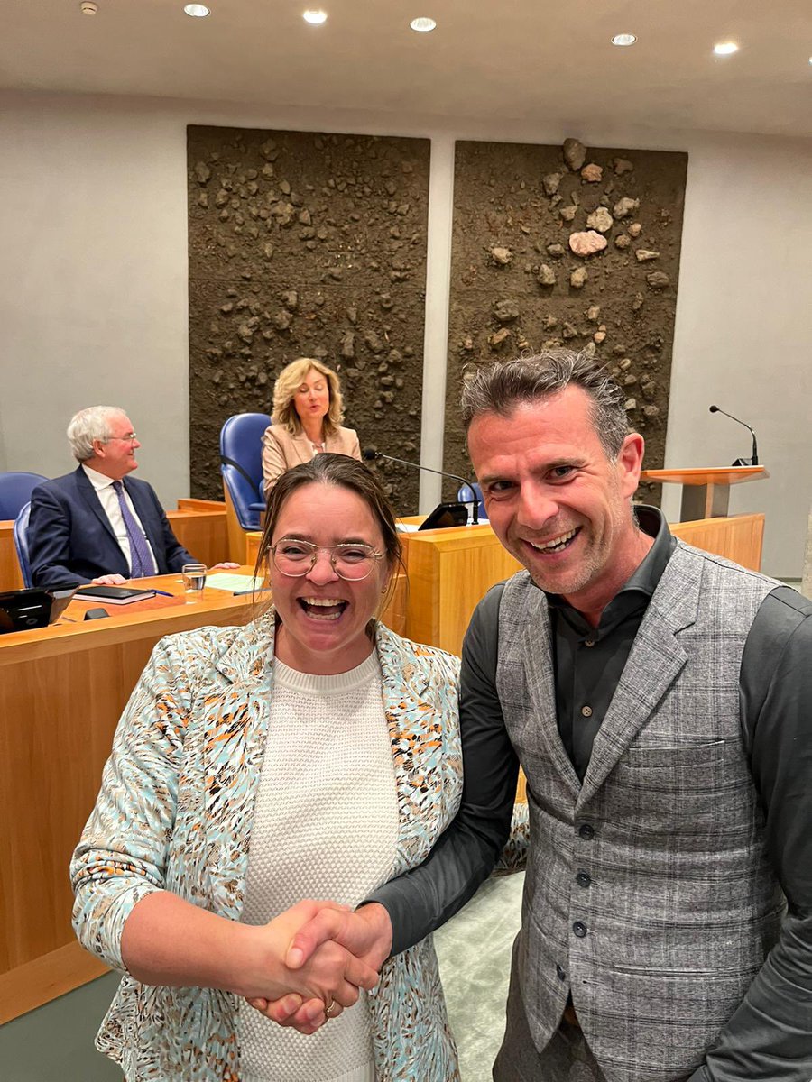Heel even de enige Drent in het Parlement! Vandaag de installatie van @ElineVedder uit Ruinerwold. Van harte gefeliciteerd 🥳 Ik hoop op een fijne samenwerking en inzet voor Drenthe!