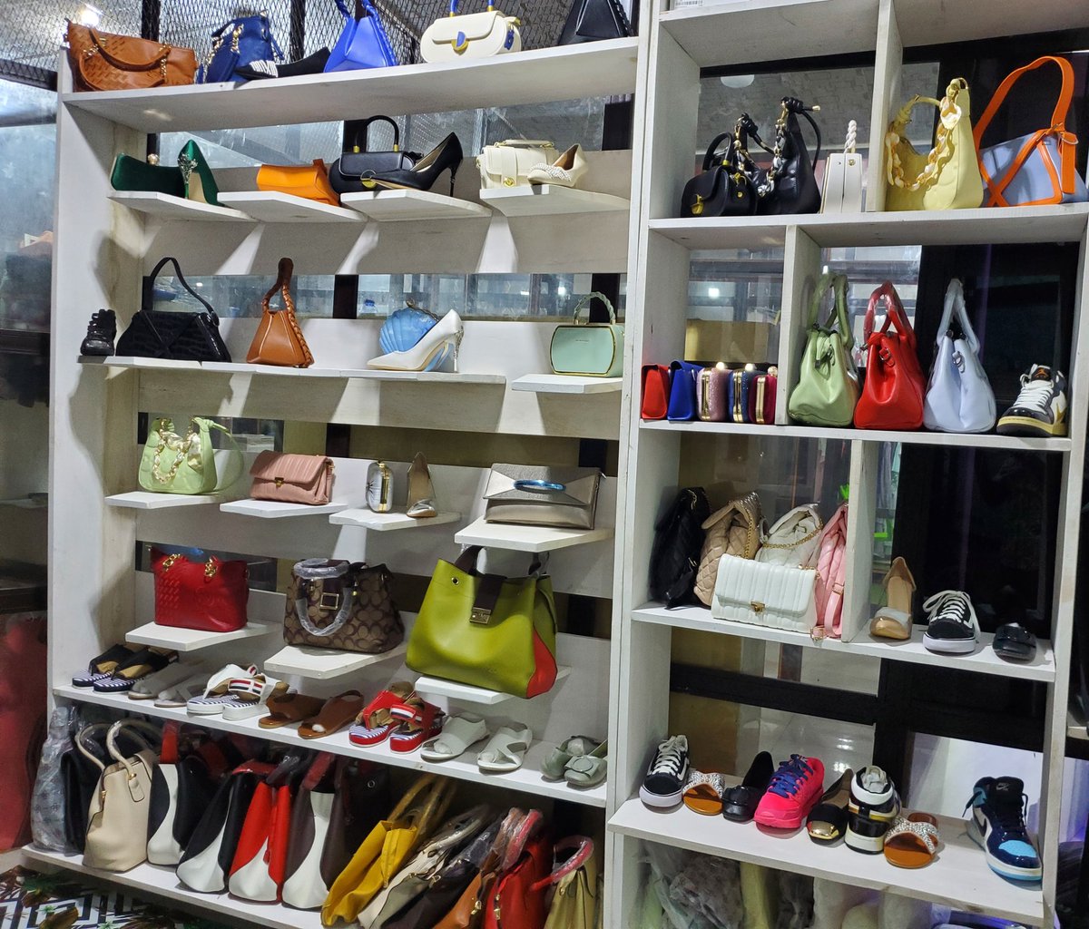 JeanRuremesha's tweet photo. #abatwip soyez unique avec  RUKUNDO BOUTIQUE. Location: boulevard de l'Uprona, Gallerie light, B4(Station Face à Face).
#Burundi #fashion #Bujumbura #unique #Rukundoboutique https://t.co/A41iL2SEsD