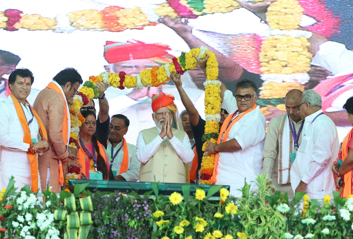 narendramodi's tweet photo. आबू रोड में पिछली बार जनता-जनार्दन से संवाद नहीं कर पाने का मुझे बहुत दुख हुआ था। लेकिन आज यहां जो जनभावना उमड़ी, उसने ना सिर्फ उस कमी को पूरा किया है, बल्कि मुझमें एक नई ऊर्जा भी भर दी है। https://t.co/43g1W6h1qb