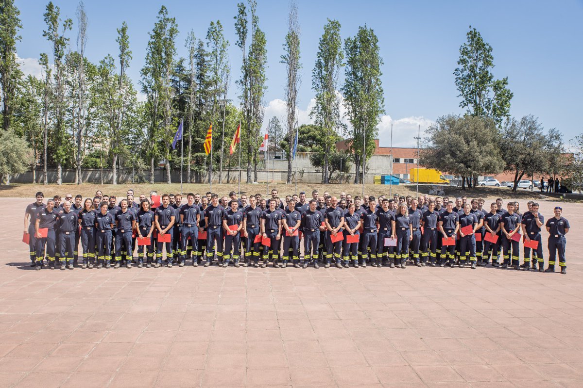 interiorcat's tweet photo. 🚒 El conseller @joanignasielena presideix el lliurament de diplomes del Curs de Formació Bàsica per a Bombers i Bomberes Voluntaris de l’@ispccat 

👨‍🚒👩‍🚒 176 nous bombers voluntaris s’incorporaran al cos i començaran el període de pràctiques en parcs de @bomberscat https://t.co/v2vDbonHIO