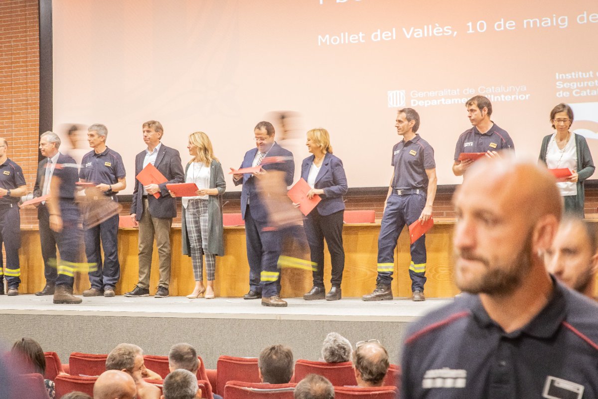 interiorcat's tweet photo. 🚒 El conseller @joanignasielena presideix el lliurament de diplomes del Curs de Formació Bàsica per a Bombers i Bomberes Voluntaris de l’@ispccat 

👨‍🚒👩‍🚒 176 nous bombers voluntaris s’incorporaran al cos i començaran el període de pràctiques en parcs de @bomberscat https://t.co/v2vDbonHIO