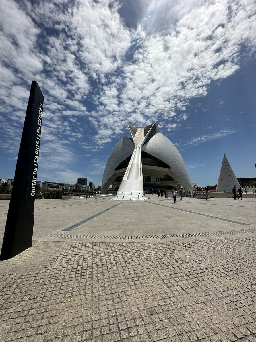 cparedesverduga's tweet photo. La ciudad de las Ciencias y el Palacio de las Artes ! #SoñandoAndo para mi manso 💙 #STEAM #Ciencia #Tecnología #Artes #Valencia #Guayaquil la educación transformadora es la forma de construir una mejor sociedad #SomosEspol #Distrito100 https://t.co/lX1G1VxaTp