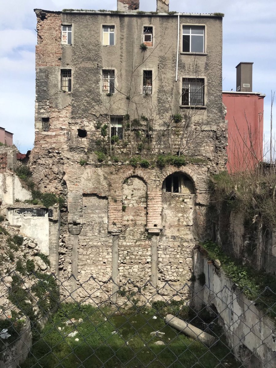 Altı Doğu Roma, ortası Osmanlı ve üstü Türkiye Cumhuriyeti’nden izler taşıyan bir bina.  Sultanahmet, İstanbul.