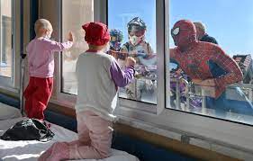 #Spiderman se quita la máscara para encontrar al #PapaFrancisco tras la #AudienciaGeneral. Foto: Vatican Media. Mattia Villardita visita a los niños en los hospitales de Italia para regalarles una sonrisa.