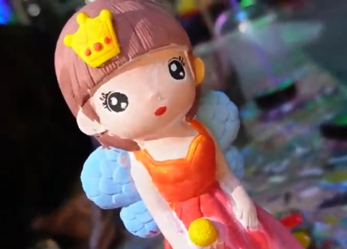 krit_kittyja's tweet photo. ตุ๊กตามีส่วนให้นึกถึงพวกเธออยู่นะ
มงกุฎของควีนแก้ว👑
ปีกของนน.ตอนเลือกตั้ง🧚‍♀️
ไมค์ของโมบายล์🎤
สาวเหนือผิวขาวผมหน้าม้าตอนเดบิ้วท์ของเป้👧

#Sertist_Channel
#KaewNatruja
#NamneungMilinD
#PupéJiradapa
#MOBye https://t.co/EVTBkAsRSD