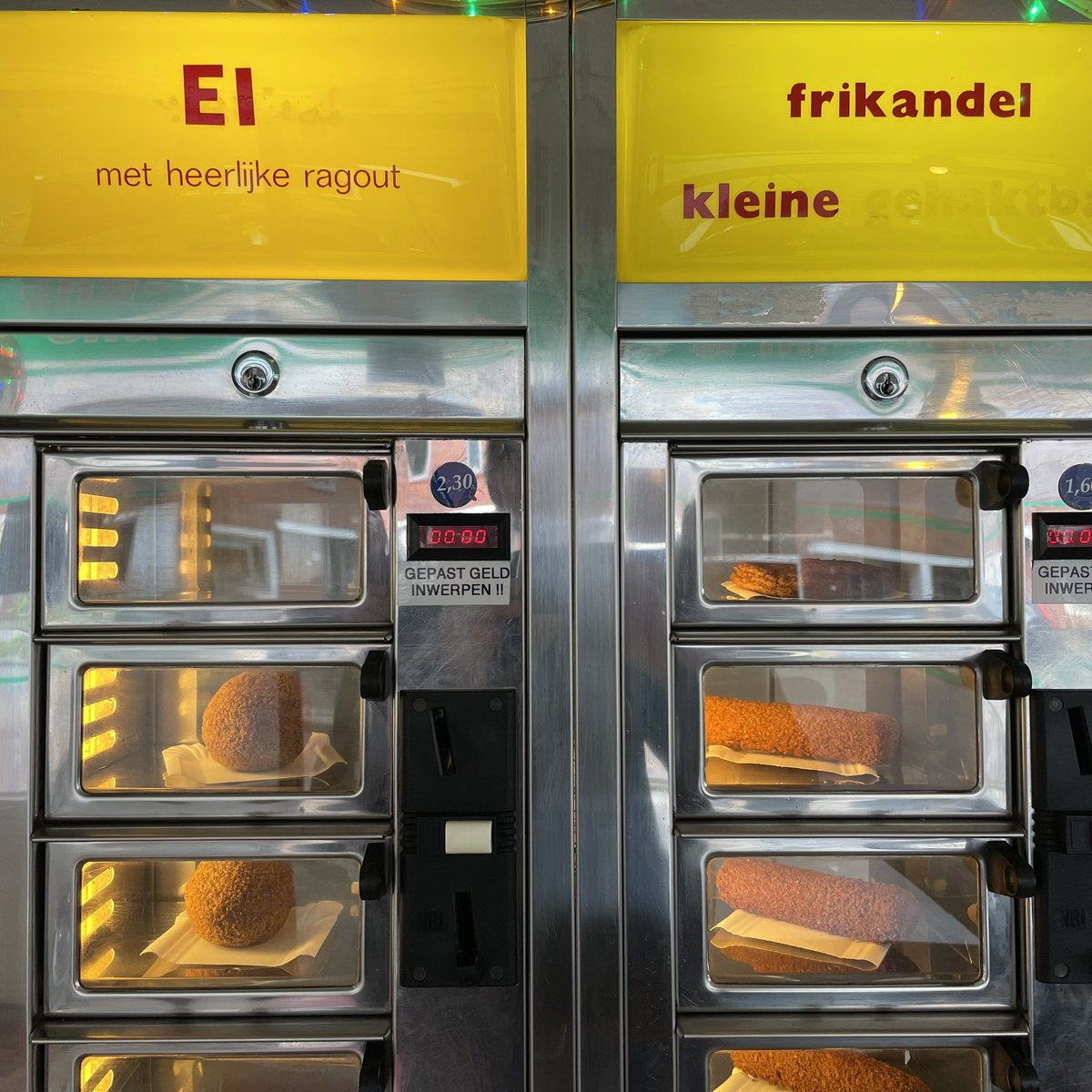reyerboxem's tweet photo. op eenzame hoogte: Boersma’s cafetaria te Hoogezand. met originele inpandige maar schamel gevulde automatiek, waaruit je naast een eierbal en de frikandel ook nog een snoepzakje kan trekken. 100 punten https://t.co/EEtiwSK0Fs