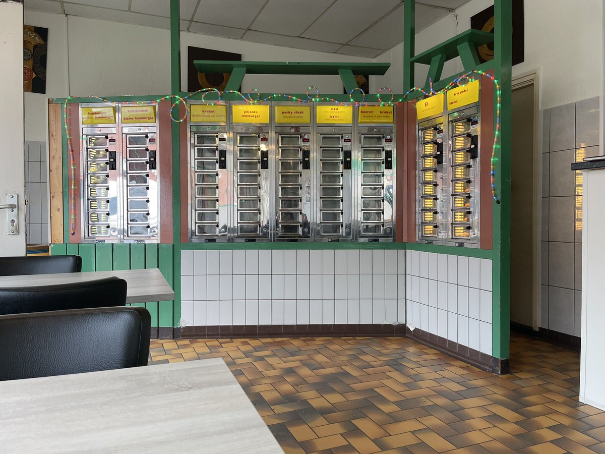 reyerboxem's tweet photo. op eenzame hoogte: Boersma’s cafetaria te Hoogezand. met originele inpandige maar schamel gevulde automatiek, waaruit je naast een eierbal en de frikandel ook nog een snoepzakje kan trekken. 100 punten https://t.co/EEtiwSK0Fs